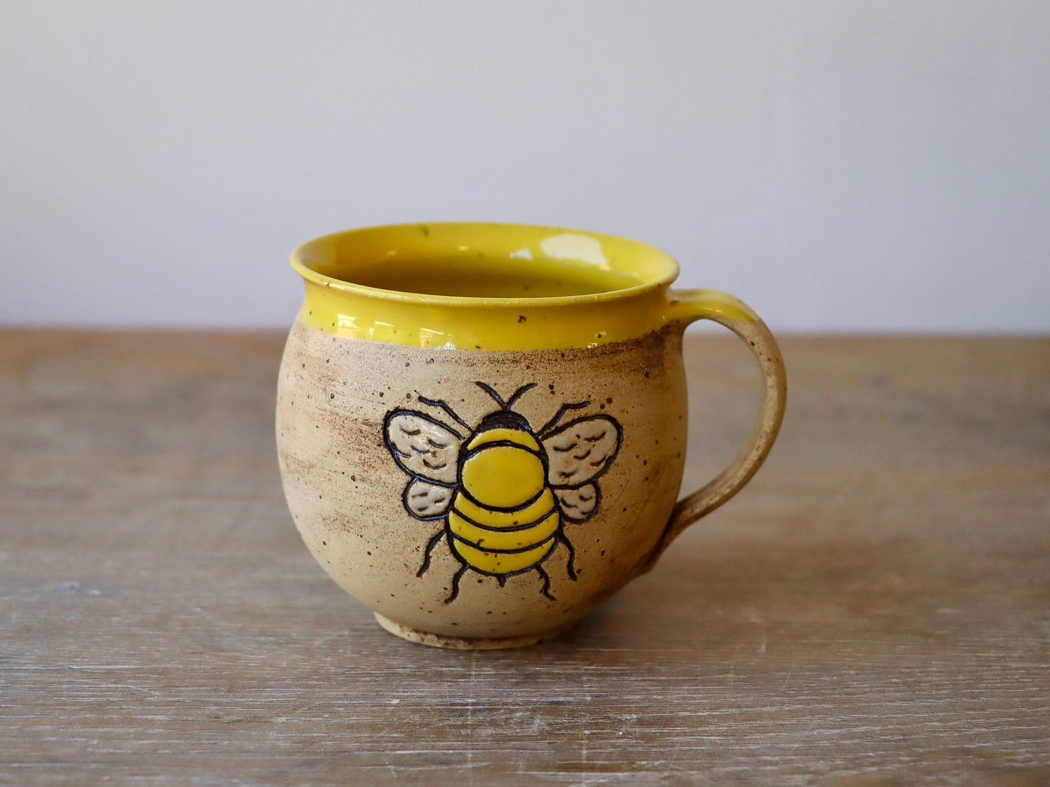 Cups bee motif