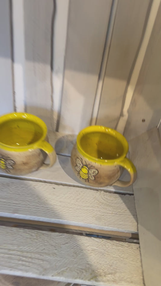 Cups bee motif